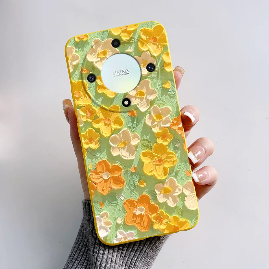 Una persona que sostiene un teléfono celular amarillo con un diseño de flores