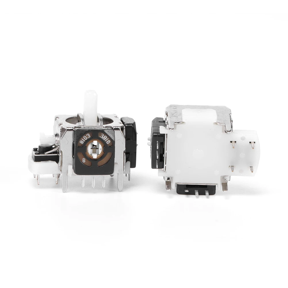 Dos pequeños dispositivos electrónicos con un esquema de color blanco y negro