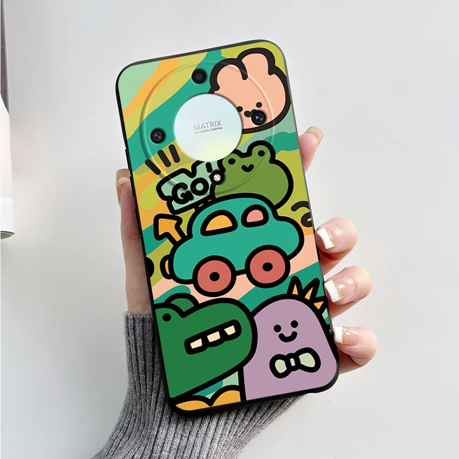 Una persona que sostiene un teléfono con estuche colorido