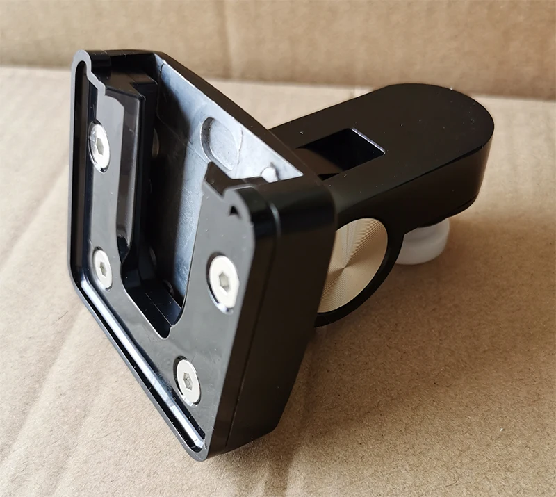 Un soporte de metal negro con dos tornillos