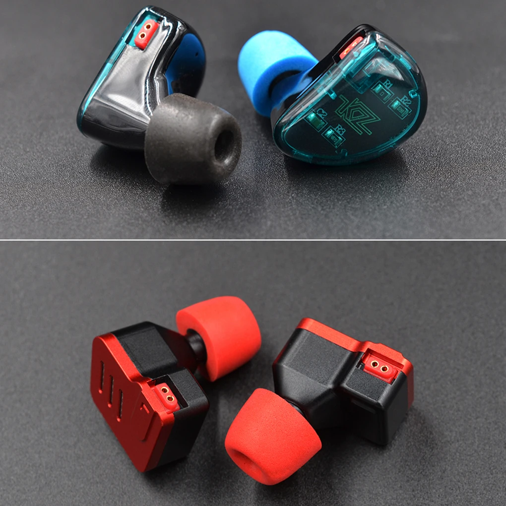 Un par de auriculares con enchufes rojos y azules