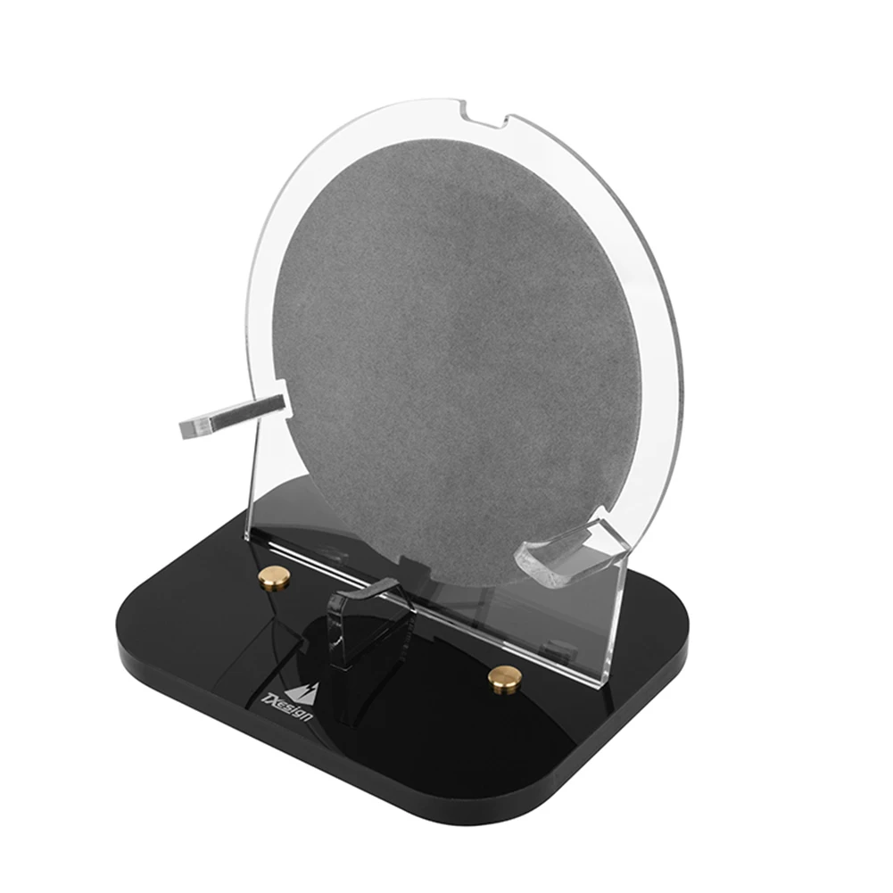 Un espejo de vidrio transparente con una base negra