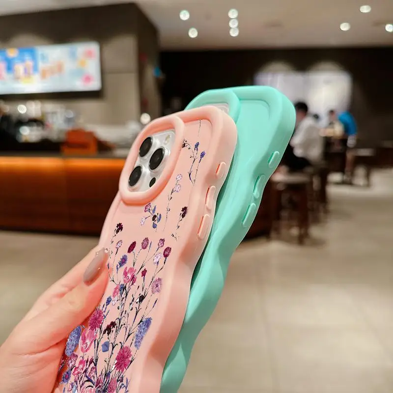 Funda Retro con flores rojas y hojas verdes para Iphone, 11, 12, 13, 14, 15 Pro Max, XR, XS Max, 6, 6S, 7, 8 Plus, cubierta suave lateral con ondas de Color caramelo - imagen 5