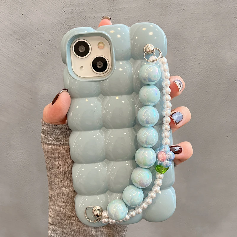 Funda iPhone 17 Pro Max con pulsera de perlas y cadena 3D hielo - imagen 4