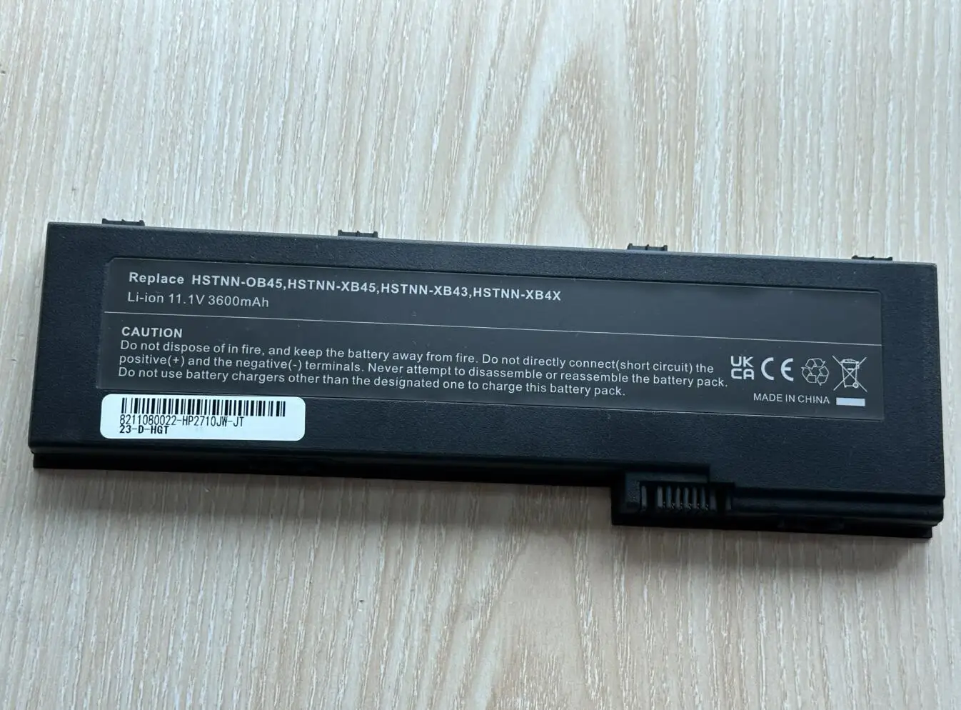 Una batería negra con un código de barras