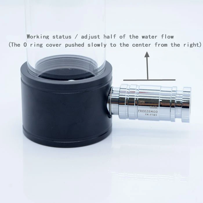 Una tubería de agua negra y plateada