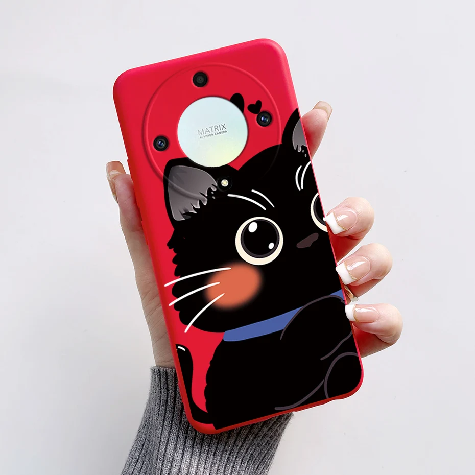 Una persona que sostiene un teléfono con un teléfono rojo con un gato en el estuche