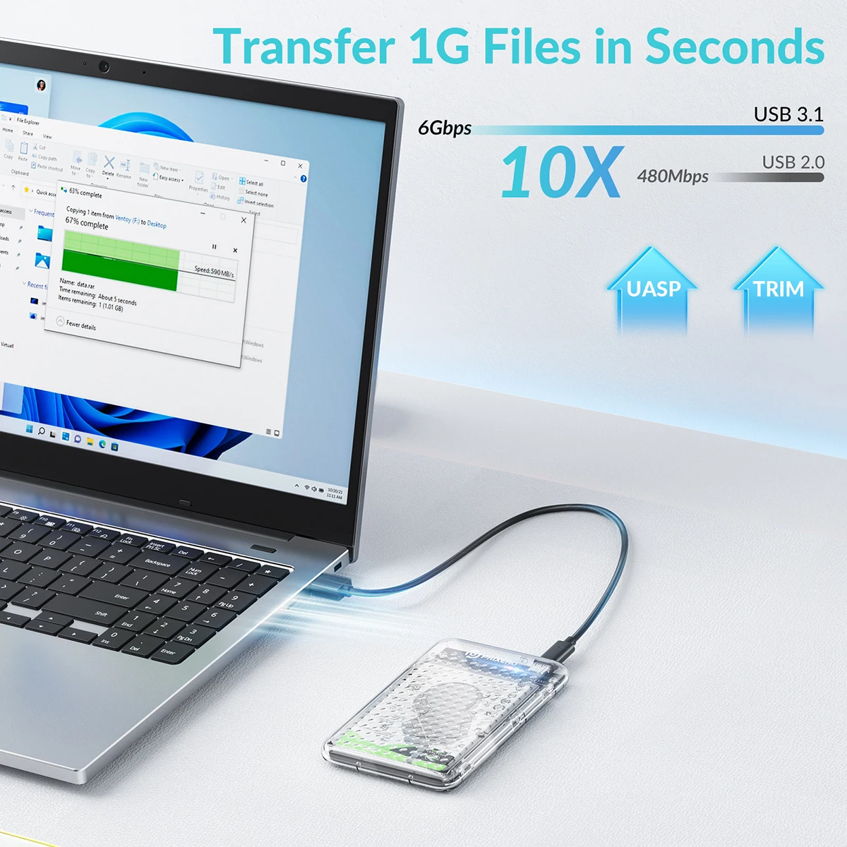 Una computadora portátil conectada a un dispositivo USB, que parece ser un adaptador o estación de acoplamiento USB 3.1 o USB 3.2 Gen 2x2. La pantalla de la computadora portátil muestra una barra de progreso de transferencia de archivos, lo que indica que se está transfiriendo un archivo grande a una alta velocidad de 6