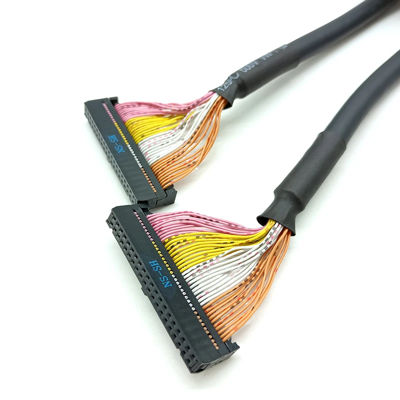 Dos cables con cables y conectores