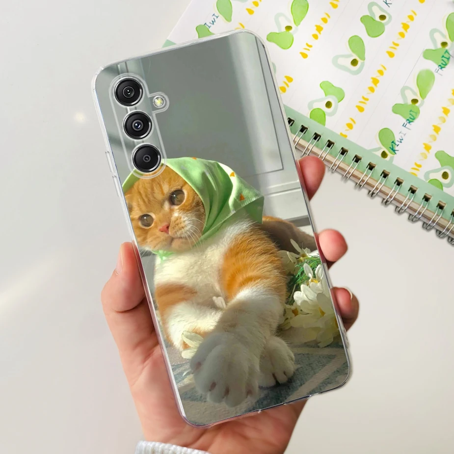 Una persona que sostiene un teléfono celular con una foto de un gato