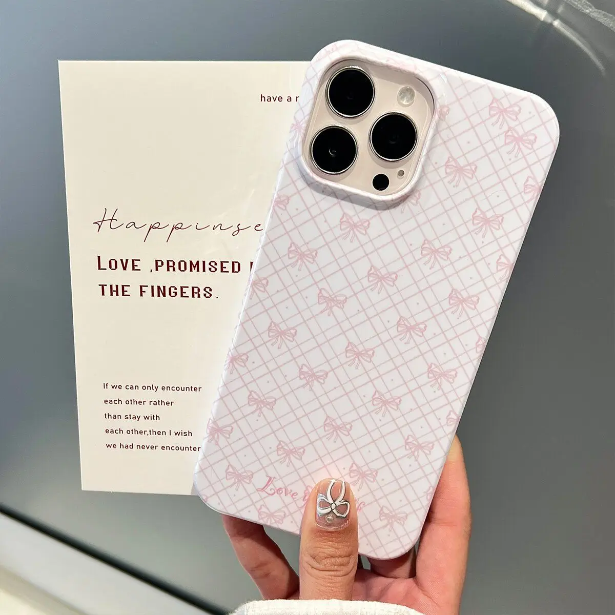 Funda de teléfono con entramado y pajarita rosa francés para iPhone 16 15 14 13 12 11 Pro Max XS XR XSMax 6 7 8 Plus, cubierta dura HD brillante para PC