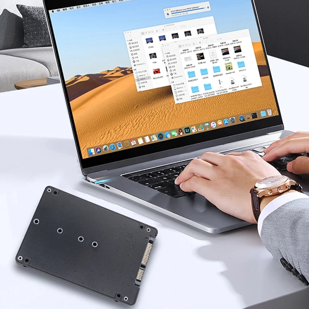 Una persona está escribiendo en una computadora portátil con un teclado y un mouse en el escritorio