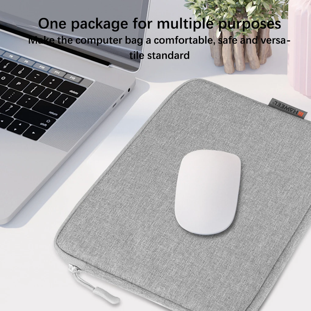 Una computadora portátil con ratón y planta en maceta