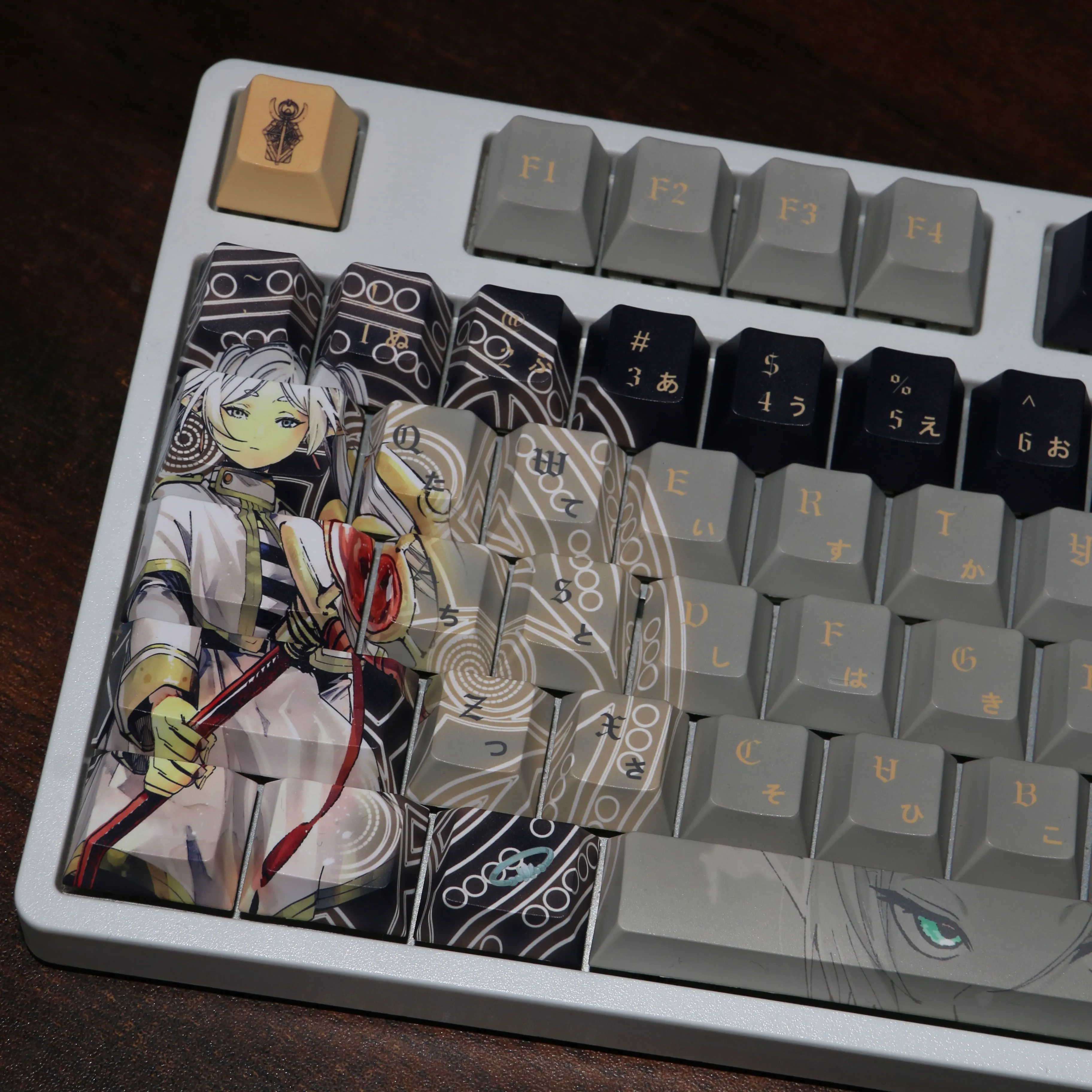 Frieren-teclas con tema de Anime, teclas de Anime PBT Cherry Profile con estampado lateral, Teclado mecánico Made68 Mad68 Wooting 60 - imagen 2