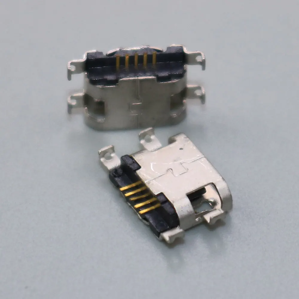 Una pequeña pieza de equipo electrónico se encuentra en una mesa.