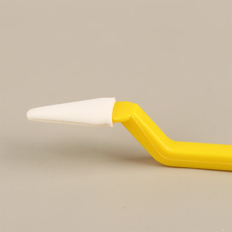 Un objeto amarillo y blanco con una punta