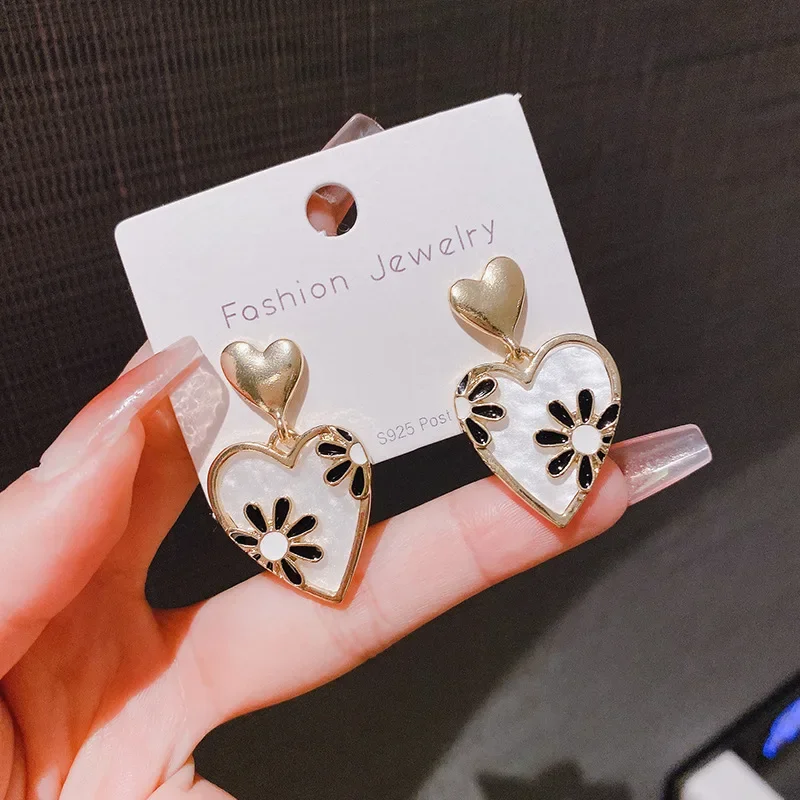 Pendientes de mujer en forma de corazón con flor Retro a la moda, pendientes esmaltados con patrón de Margarita, regalos de joyería de fiesta para mujer - imagen 5
