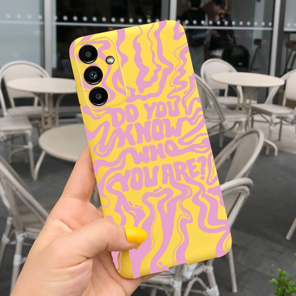 Una persona que sostiene un teléfono celular con un estuche amarillo que dice ¿Sabes lo que eres?