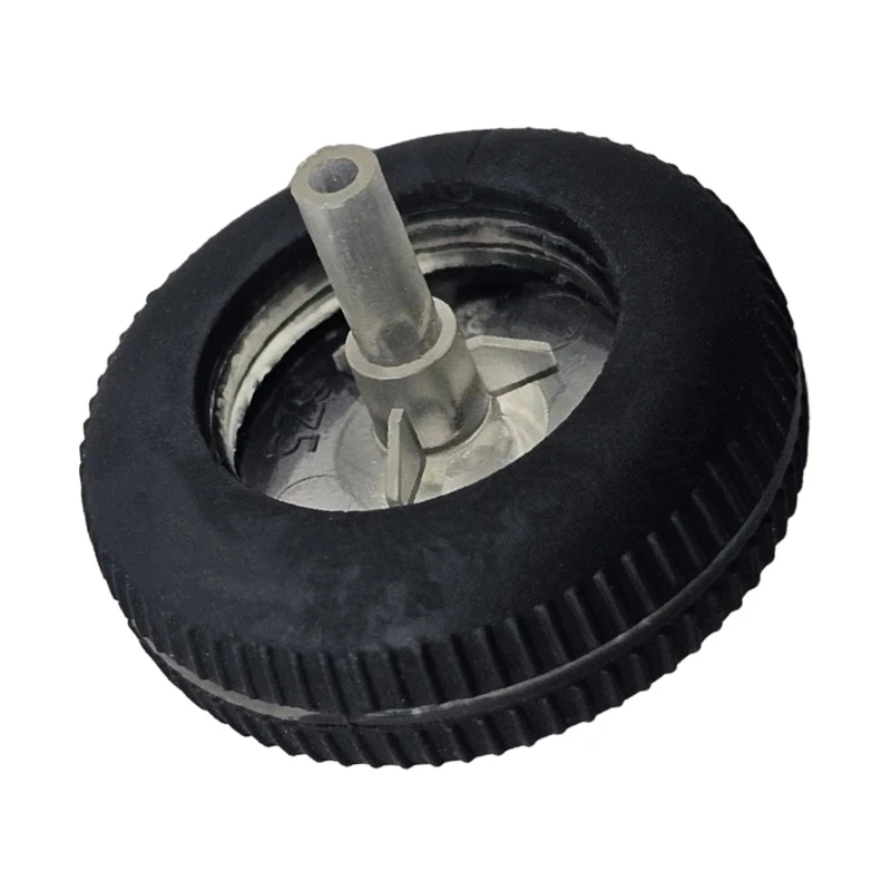 Una rueda negra con un centro plateado