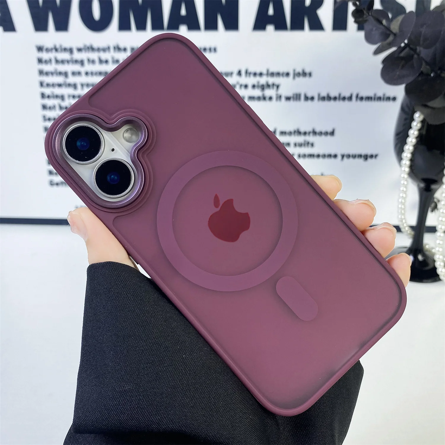 Funda mate translúcida a prueba de golpes para iPhone 16, 15, 14, 13, 12, 11 Pro Max Plus, carga inalámbrica magnética de lujo para funda Magsafe