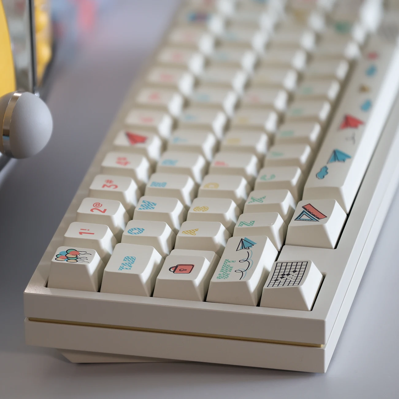 Teclas de sublimación Pbt de altura de cereza con tema de avión de papel, dibujos animados blancos simples para teclas personalizadas Diy - imagen 2