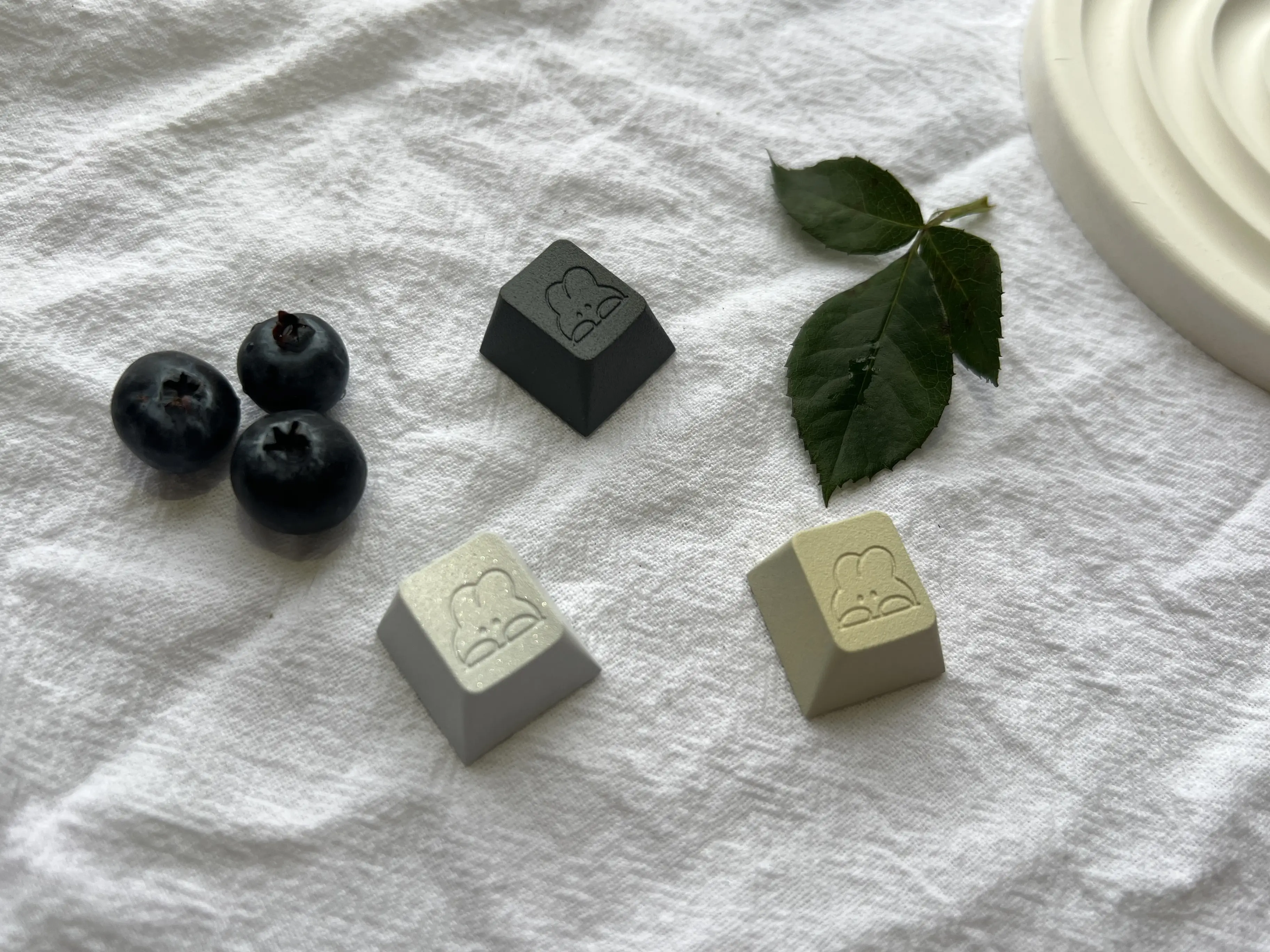 Lindo Metal de dibujos animados CNC aluminio conejo Keycap DIY ESC cereza perfil R4 teclas para teclado de juegos MX eje dedicado Metal Keycap - imagen 2