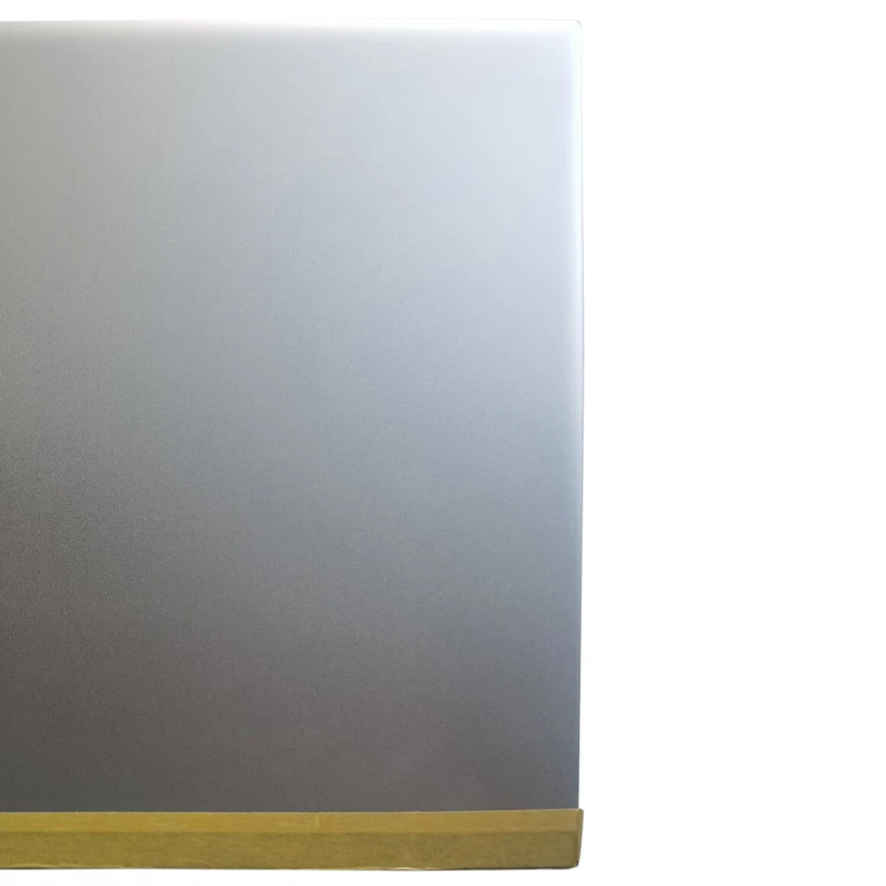 Un objeto de color plateado con una franja amarilla en el fondo