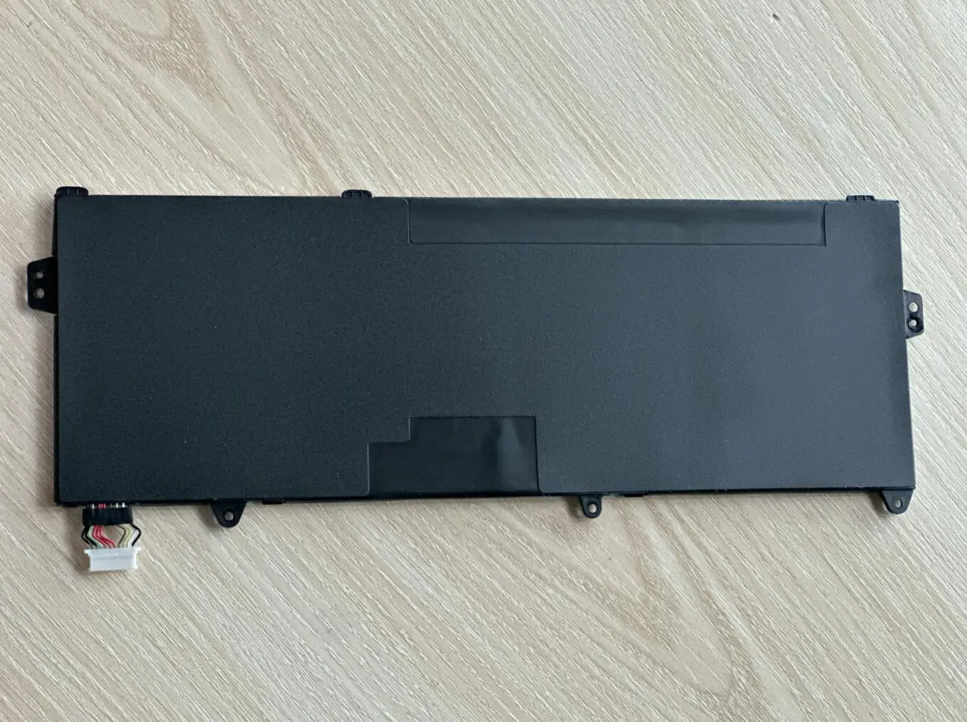 Un dispositivo electrónico negro con un conector blanco