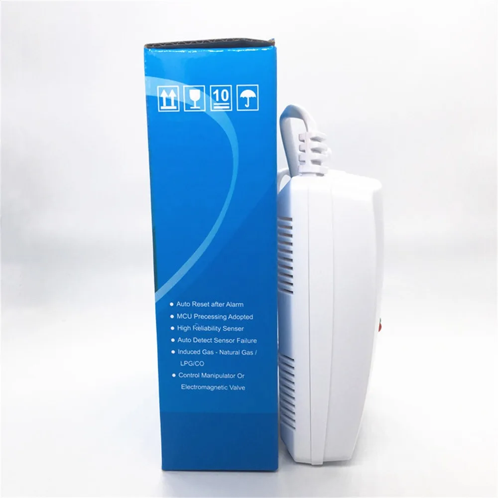 Una caja blanca con una etiqueta azul y un objeto blanco al lado