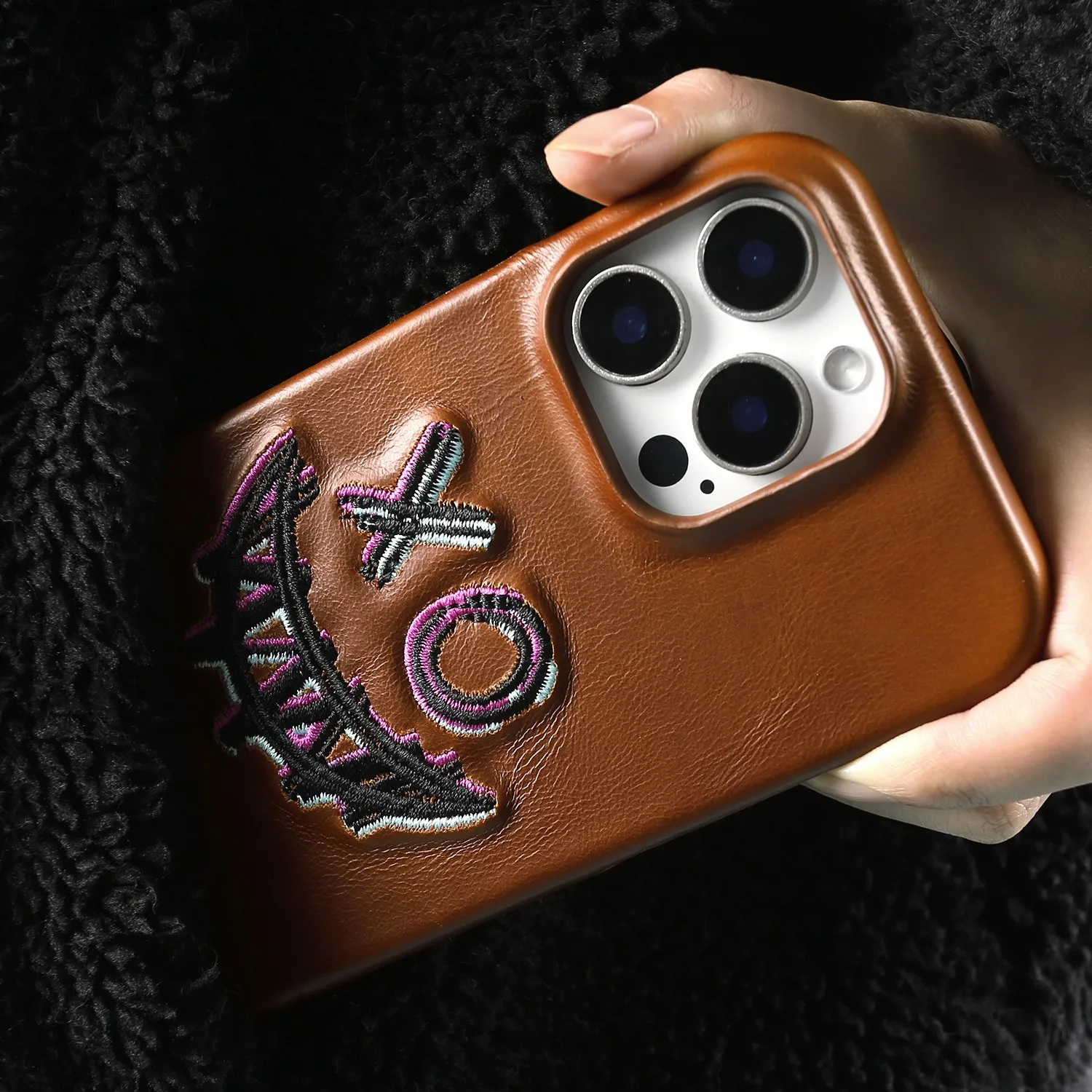 Funda de teléfono de cuero genuino con bordado Retro para Iphone 16 Pro Max, funda protectora trasera Vintage estética 15 13pro 14 12 11 - imagen 5