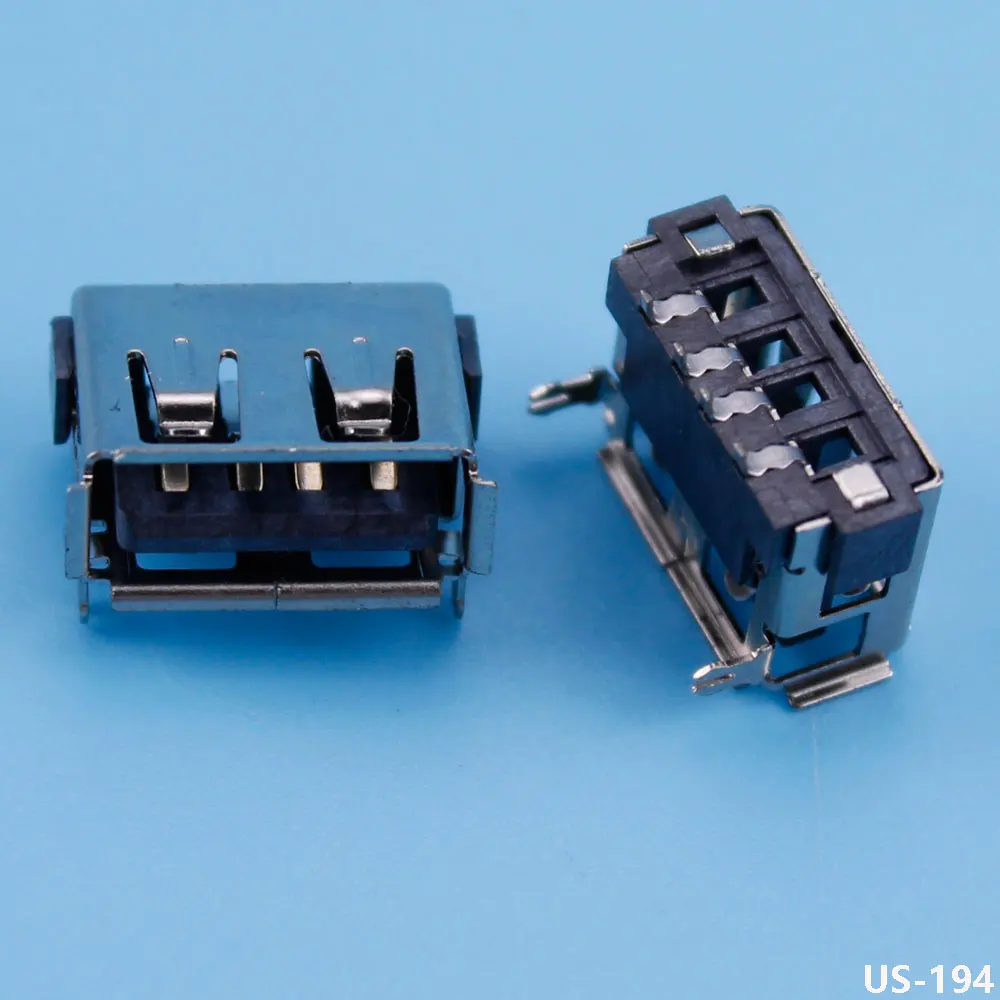 Dos pequeños dispositivos electrónicos con fondo azul