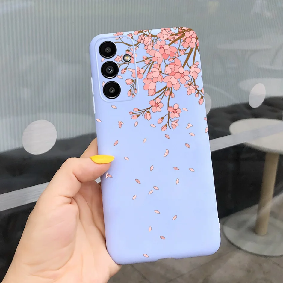 Una persona que sostiene un teléfono celular azul con un diseño de flores