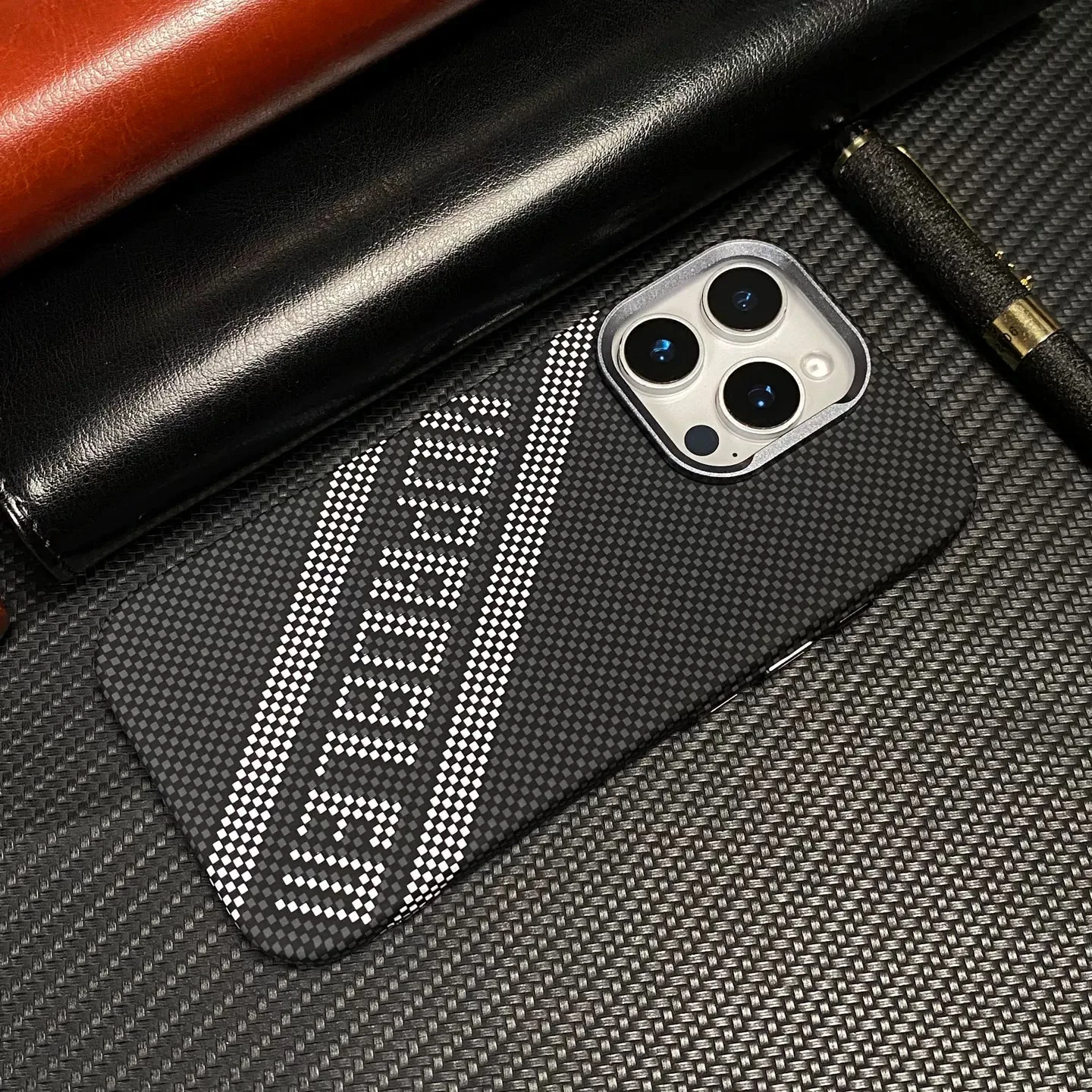 Para iPhone 17 16 15 Pro Max textura en relieve de fibra de carbono funda Magsafe carga inalámbrica magnética protección de lente de Metal cubierta dura - imagen 3