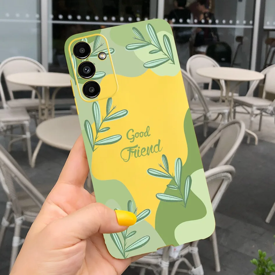 Una persona que sostiene un teléfono celular con una caja verde y amarilla