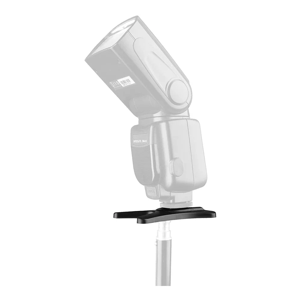 Un flash de la cámara con una manija negra