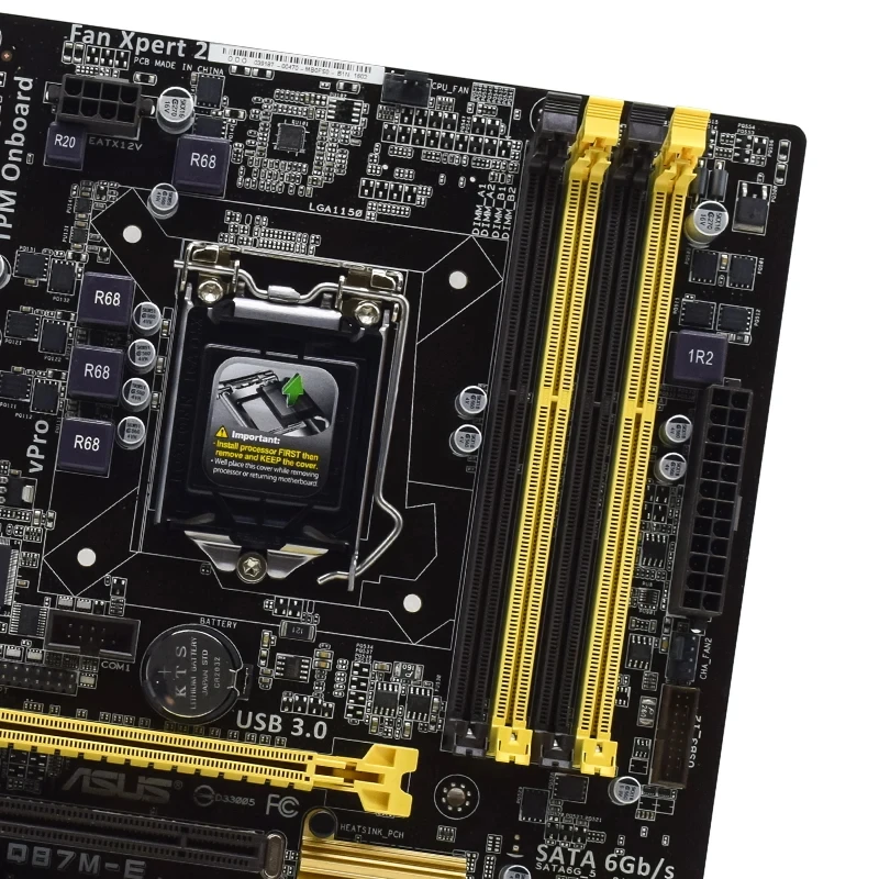 Una placa base para computadora con un esquema de color amarillo y negro