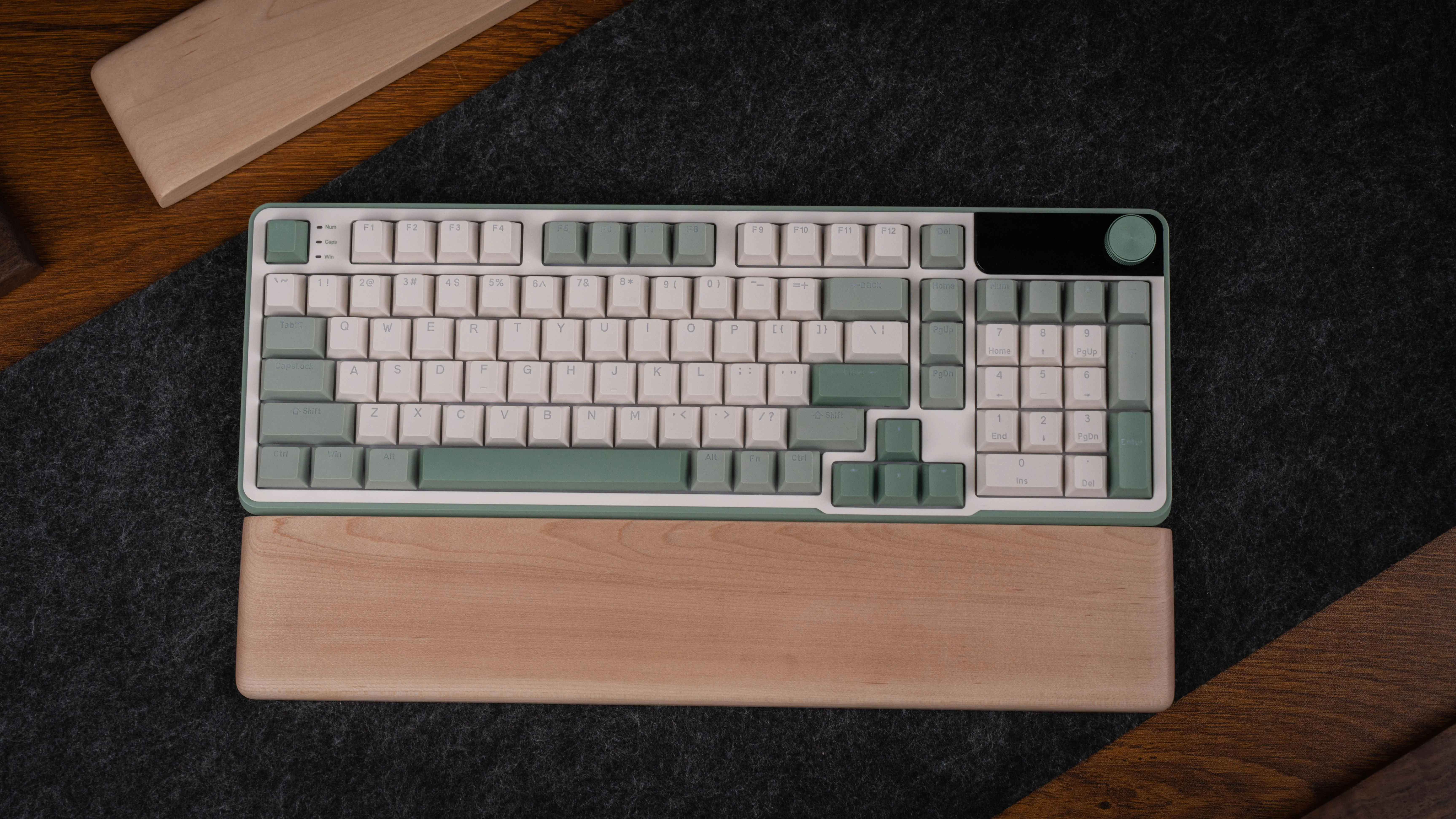 Teclado inalámbrico de tres modos 98, teclado para juegos personalizado ergonómico intercambiable en caliente, pantalla con retroiluminación RGB para teclado mecánico - imagen 3