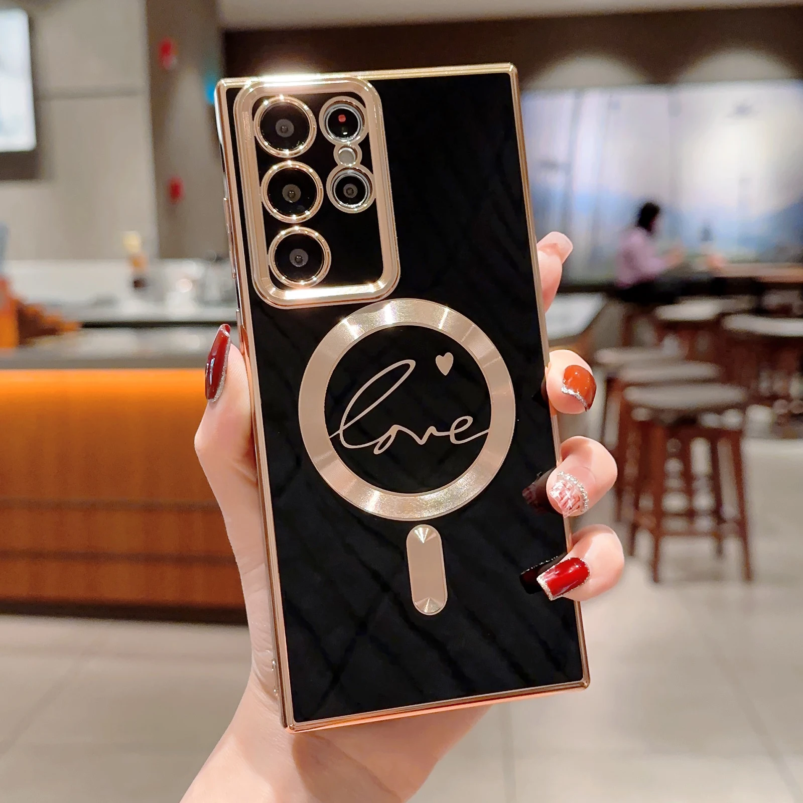 Una persona que sostiene un teléfono celular con la palabra amor