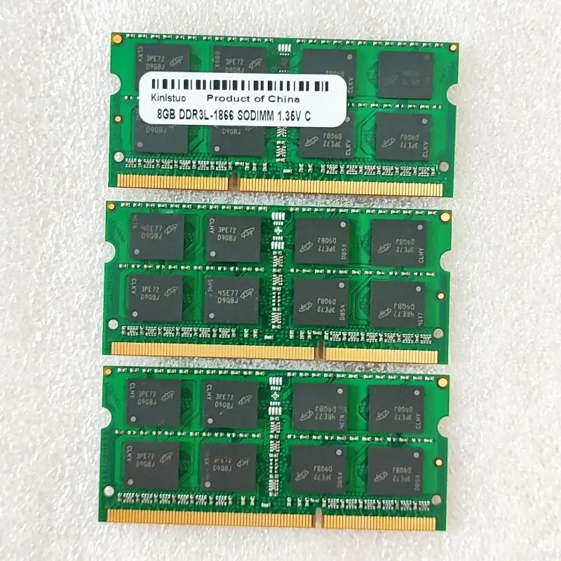 Una tarjeta de memoria verde con una etiqueta blanca