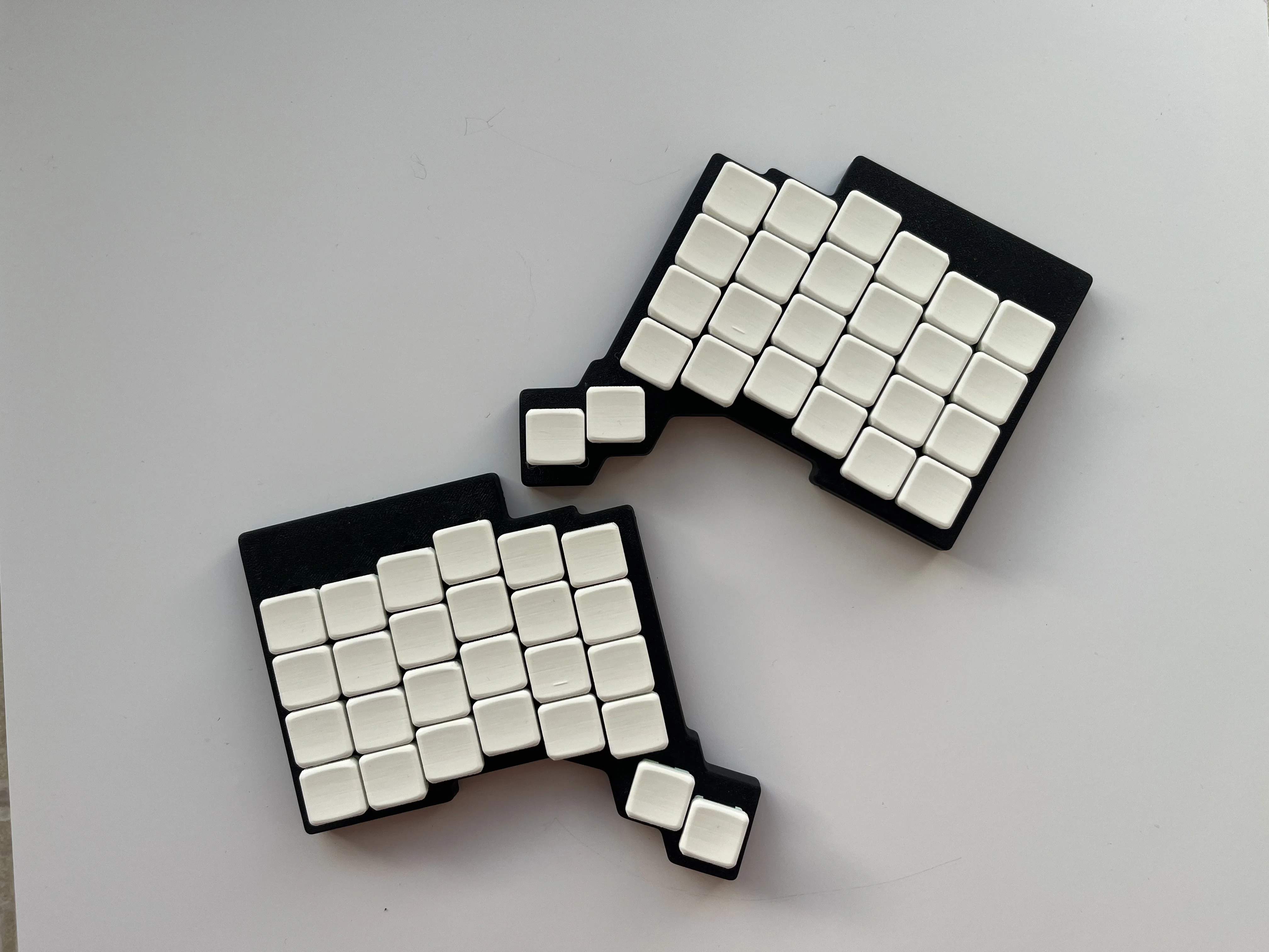 Teclado dividido de perfil bajo RGB inspirado en Voyager para interruptor CHOC V1 y V2 Compatible con MagSafe funda FDM intercambiable en caliente con cable QMK - imagen 3