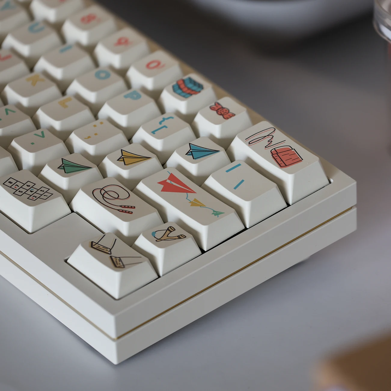 Teclas de sublimación Pbt de altura de cereza con tema de avión de papel, dibujos animados blancos simples para teclas personalizadas Diy