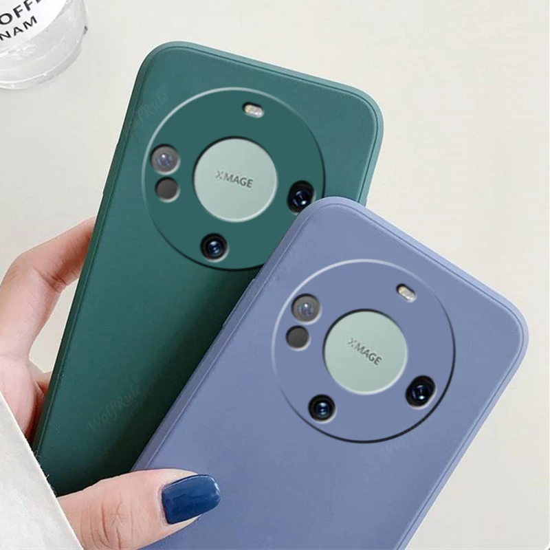 Una persona sostiene dos teléfonos celulares un verde y otro azul