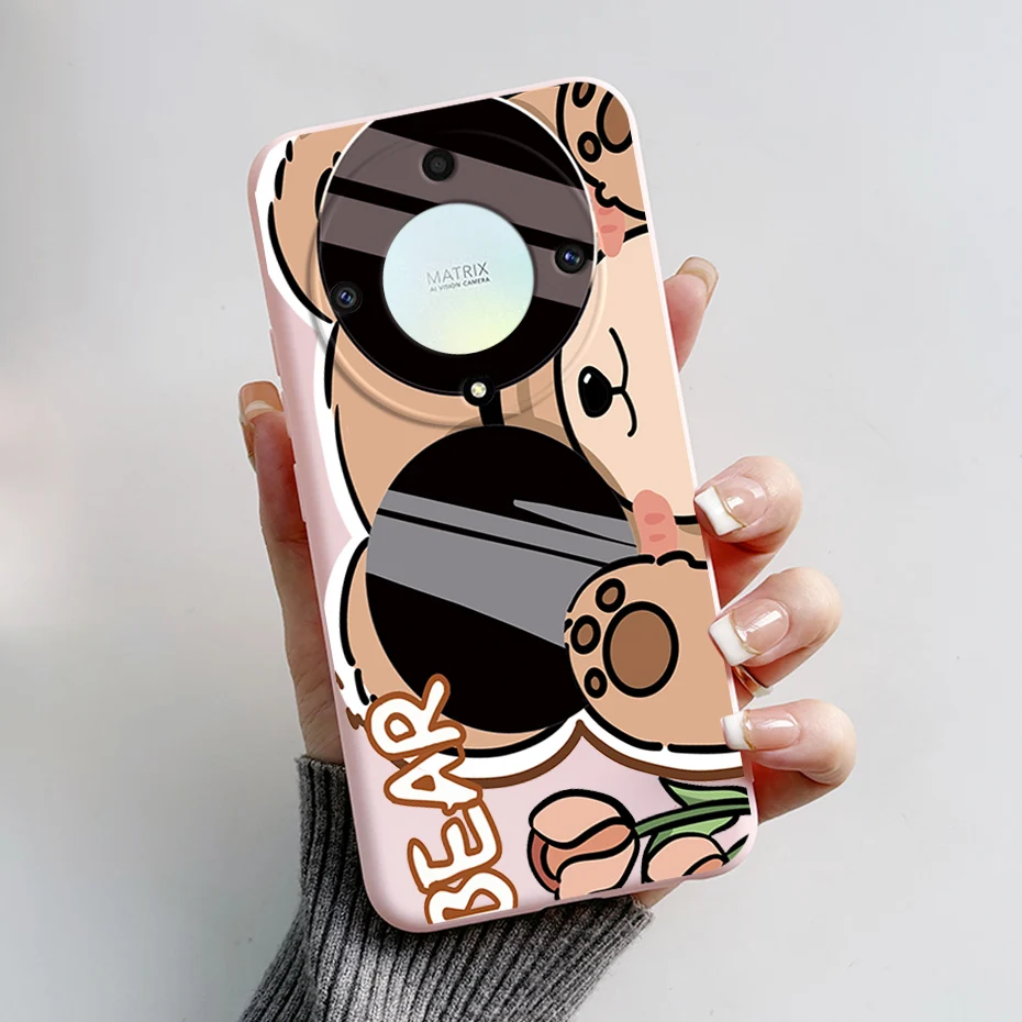 Una persona que sostiene un teléfono con estuche