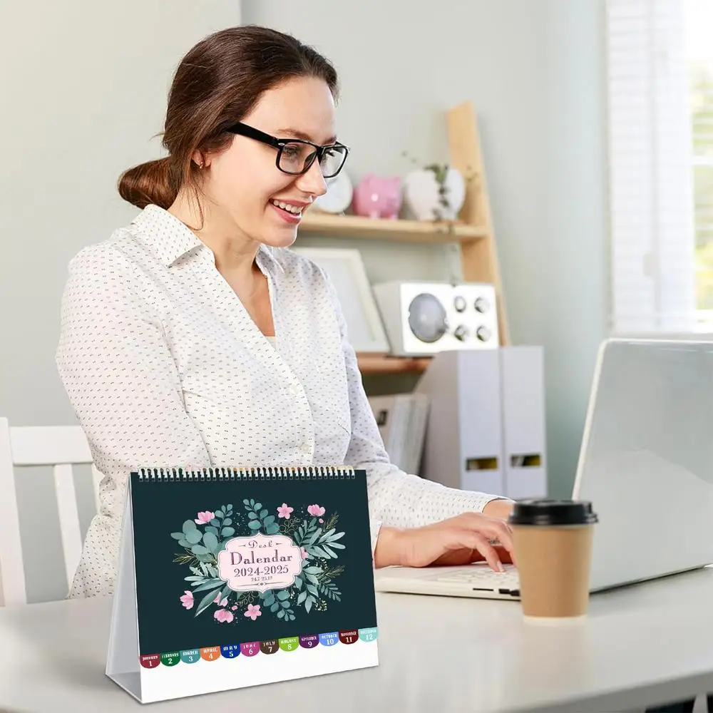 Una mujer sentada en un escritorio con una computadora portátil y un calendario de 2015