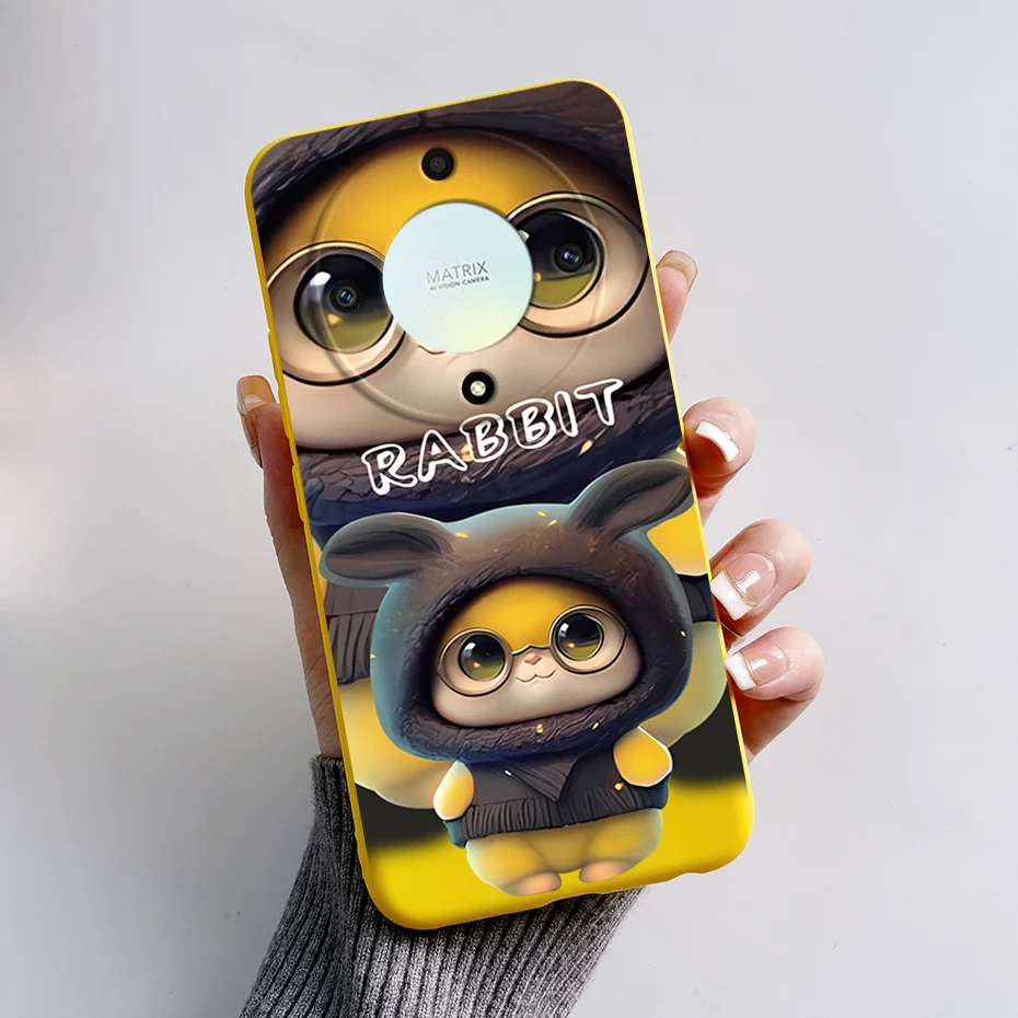 Una persona que sostiene un teléfono celular con un conejo en el estuche