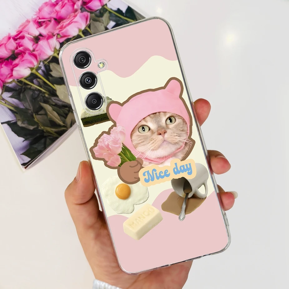 Una persona que sostiene un teléfono celular con un gato en la pantalla