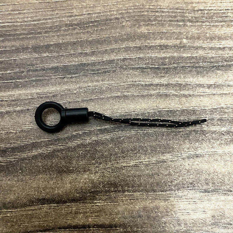 Un objeto en blanco y negro está en una mesa de madera