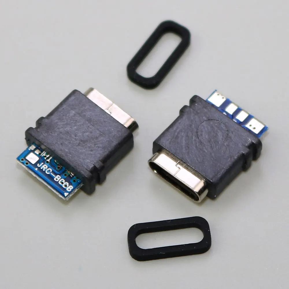 Dos cables negros con una etiqueta azul en ellos