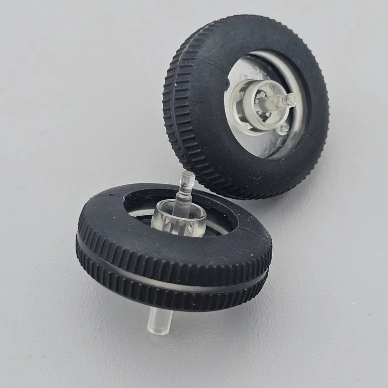 Dos ruedas negras con centros de plata