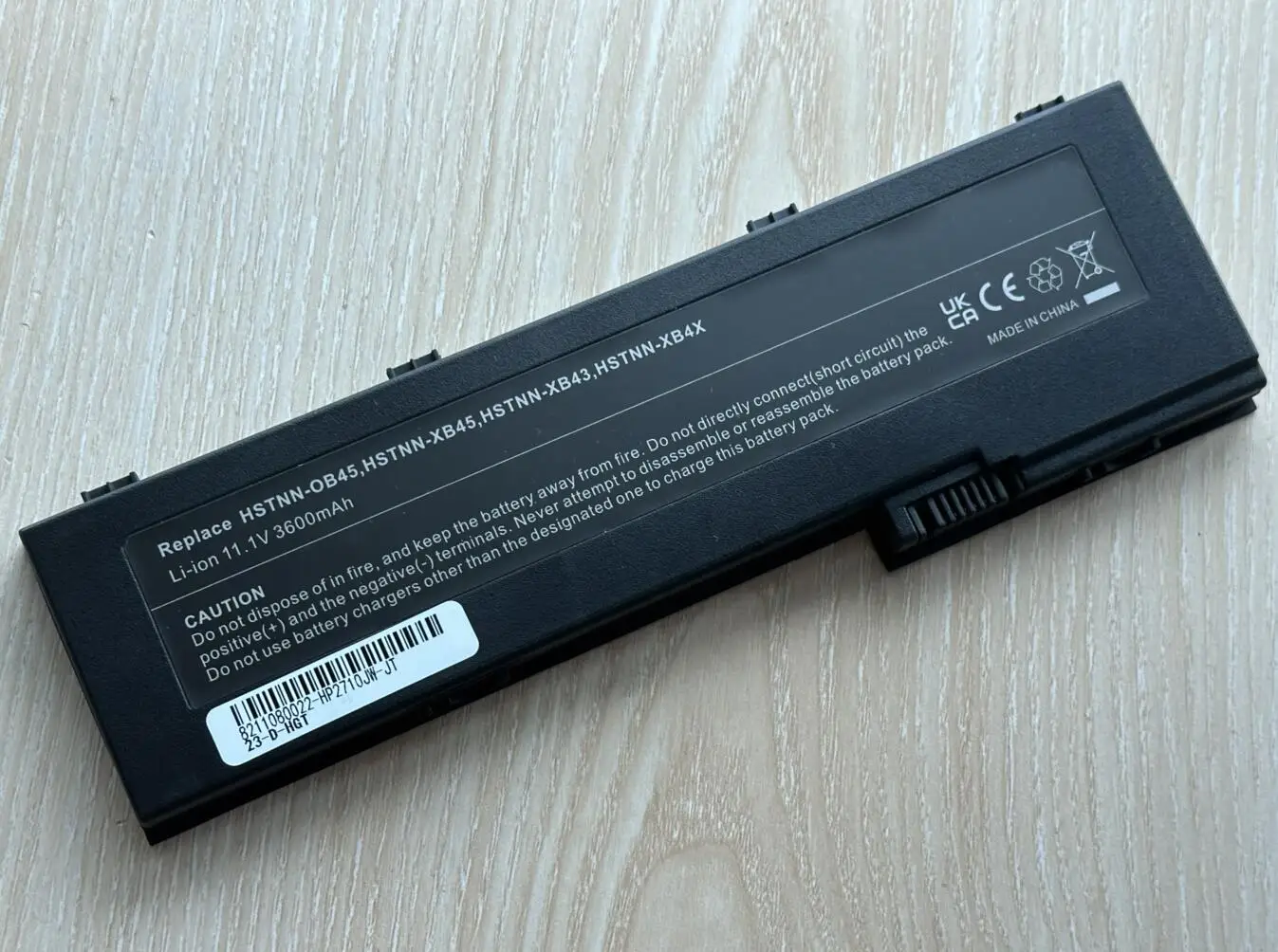 Una batería negra con un código de barras